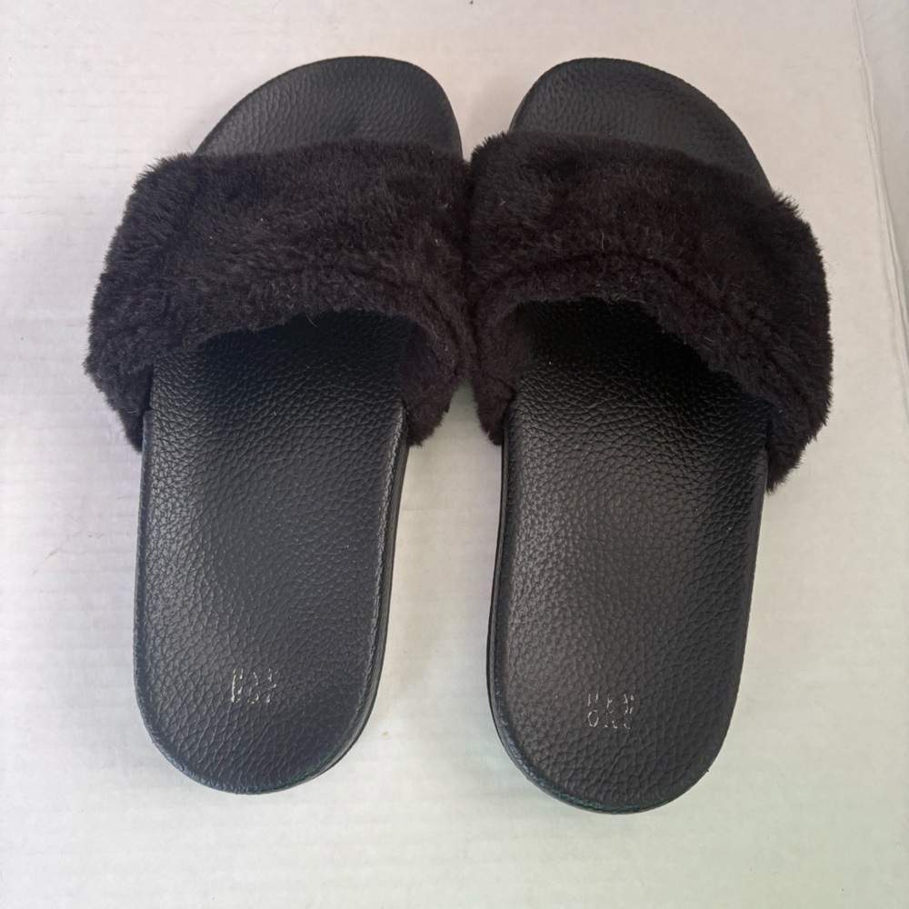 5/$25 GAP Black Fuzzy Strap Sandals 8-9 - Picture 4 of 6